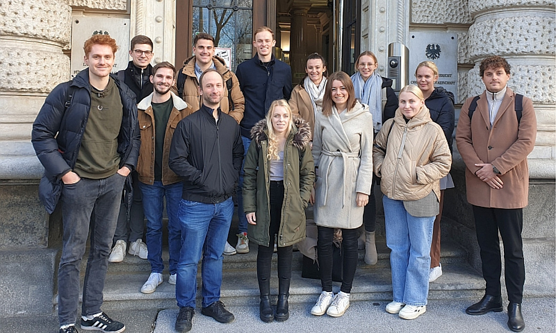 Das Foto zeigt alle teilnehmenden Studierenden an dem Arbeitsgericht-Besuch