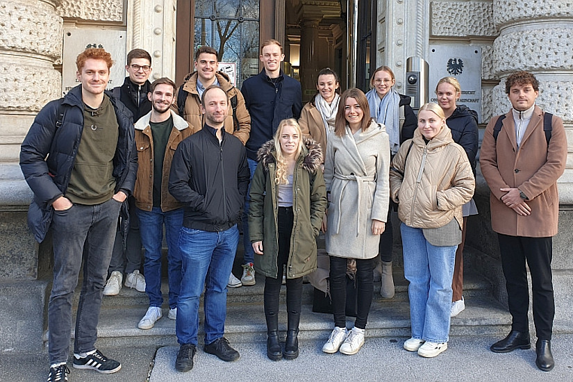 Das Foto zeigt alle teilnehmenden Studierenden an dem Arbeitsgericht-Besuch