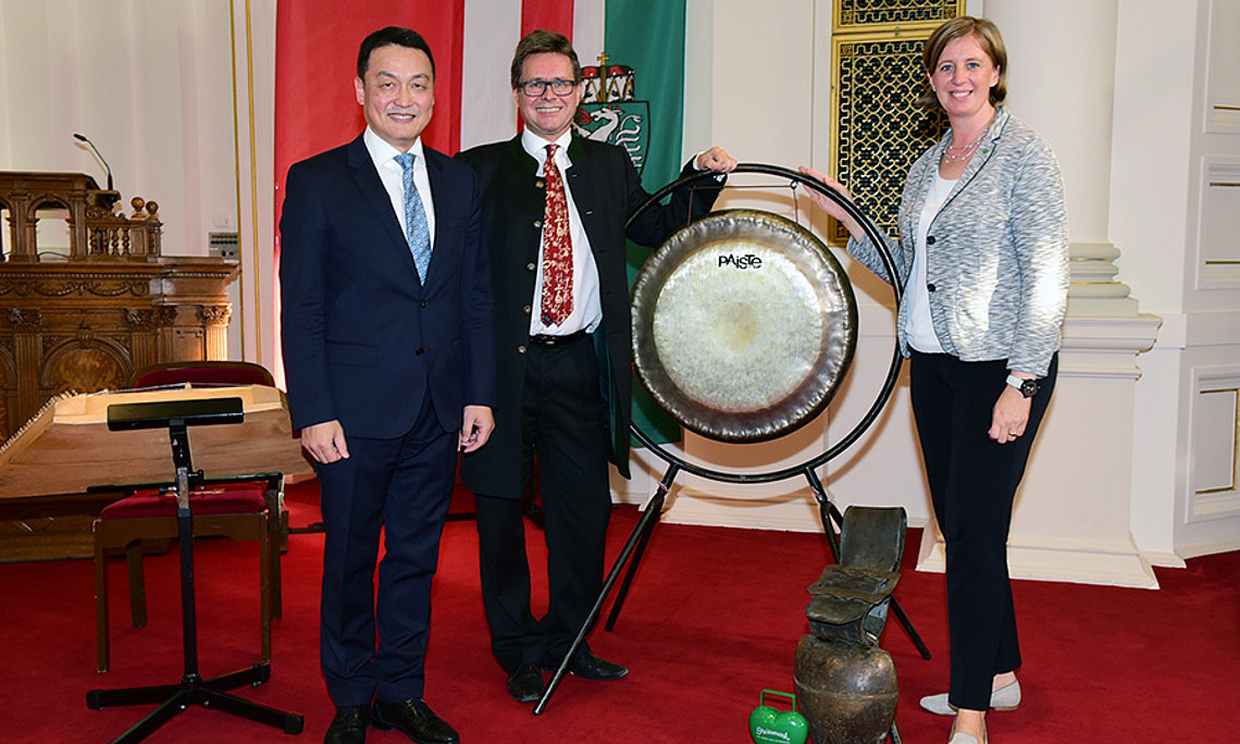 Wan Jie Chen, Leiter des Konfuzius-Instituts an der Universität Graz, Vizerektor Martin Polaschek und Landesrätin Barbara Eibinger-Miedl (v.l.) bei der Präsentation der Video-Clips des Projekts "Steiermark trifft China". Foto: Uni Graz/Pichler