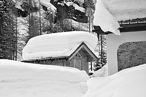 tief verschneite Hütte in Kolm-Saigurn