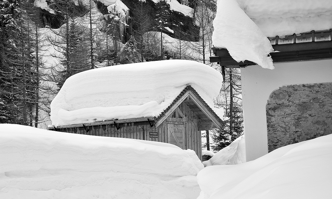 tief verschneite Hütte in Kolm-Saigurn