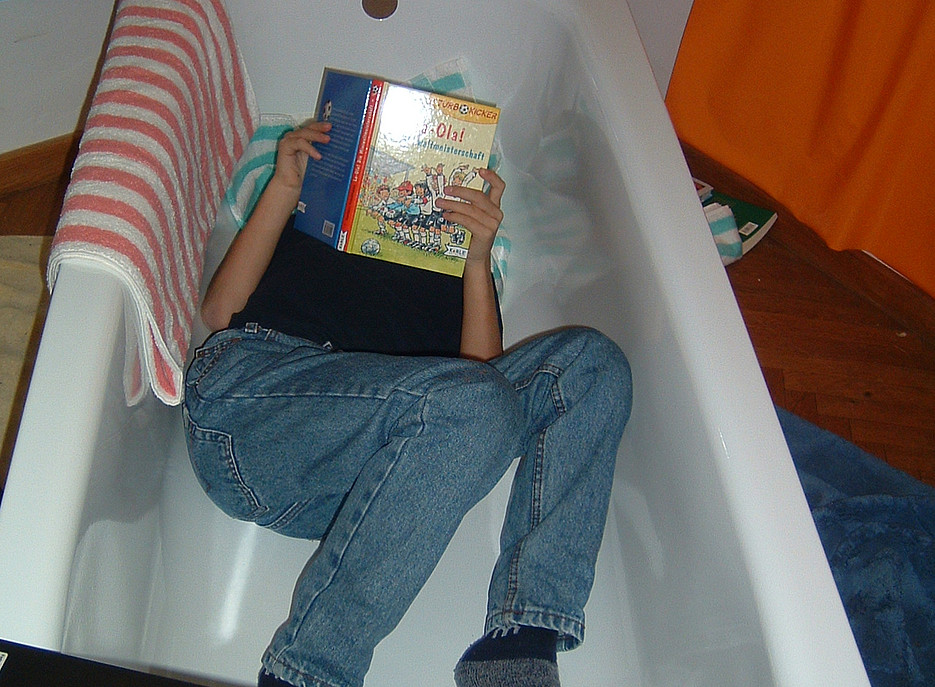 bookolino 2004: Junge liest in der bookolino-Badewanne  ©    