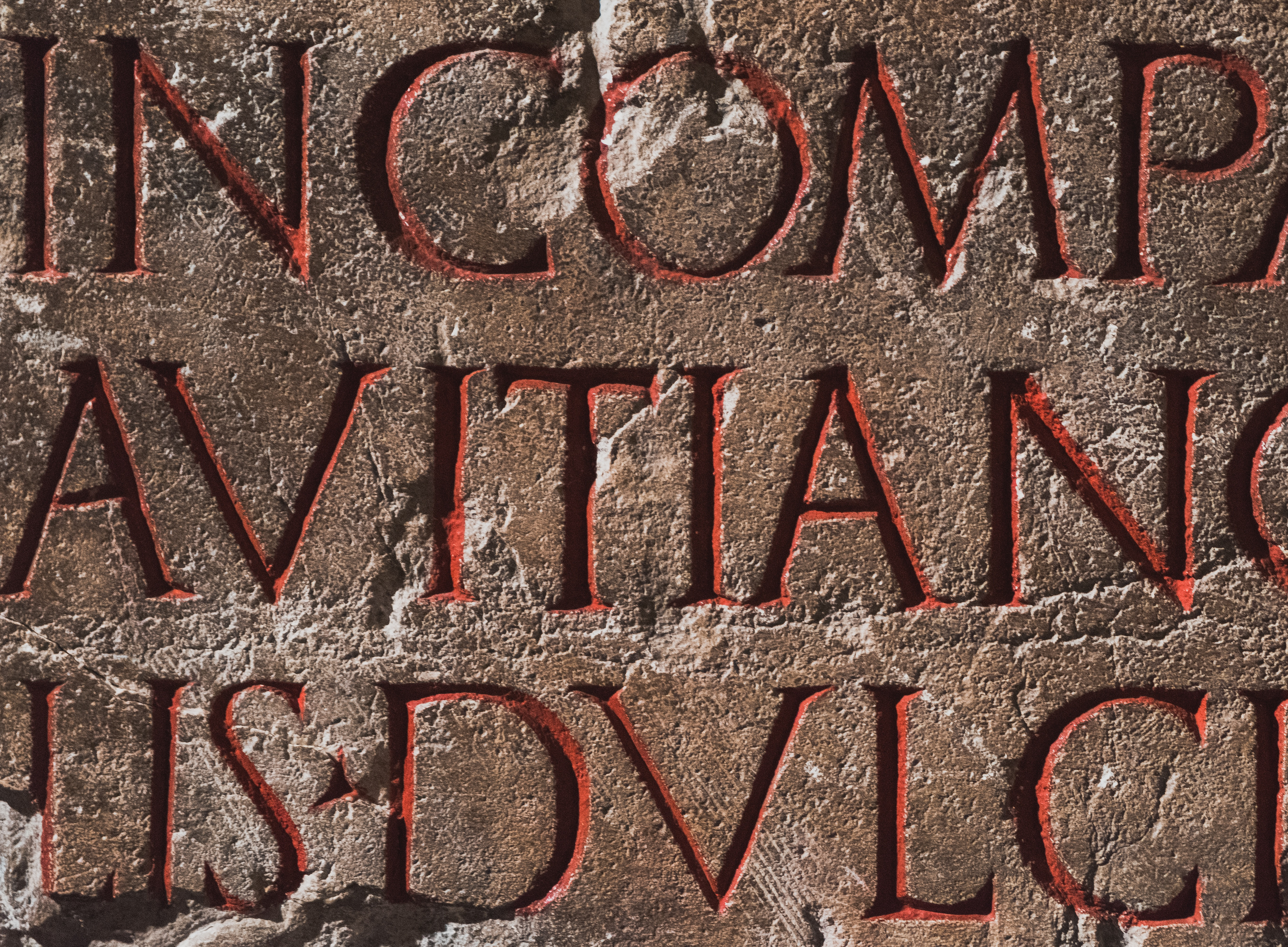Stein mit lateinischer Inschrift 