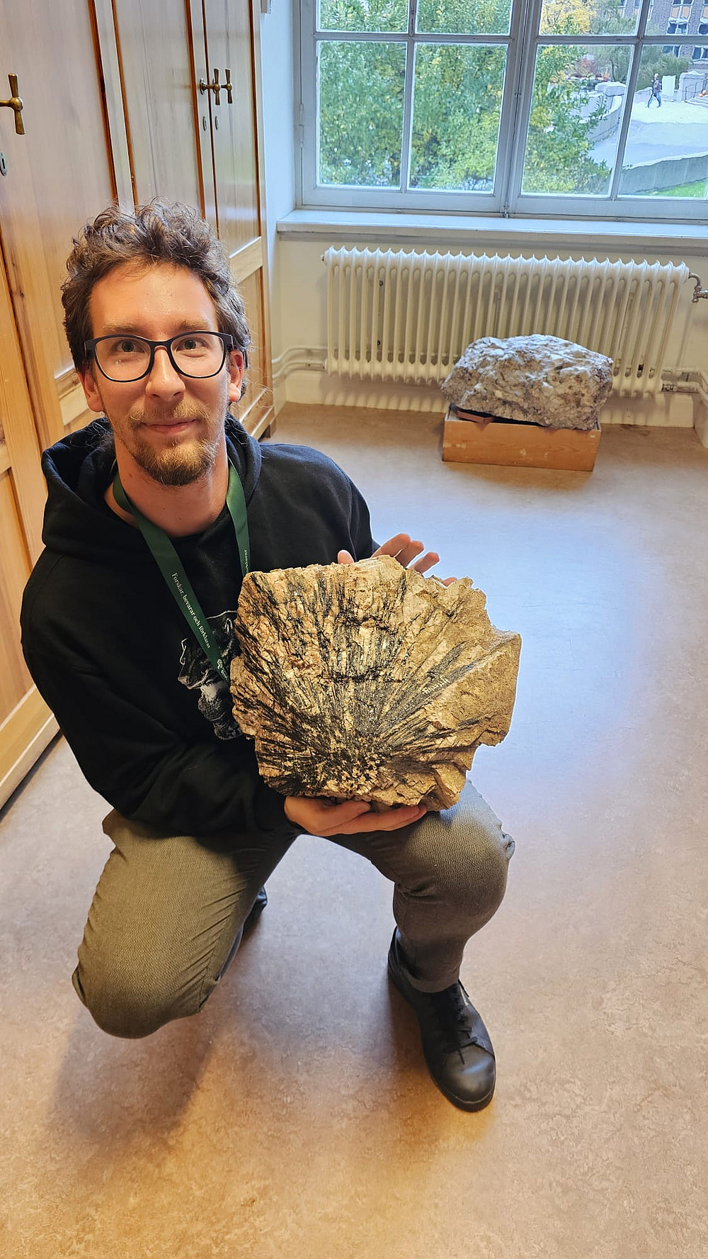 Bermanec und eine Probe eines Minerals ©Bermanec Marko / Universität Graz