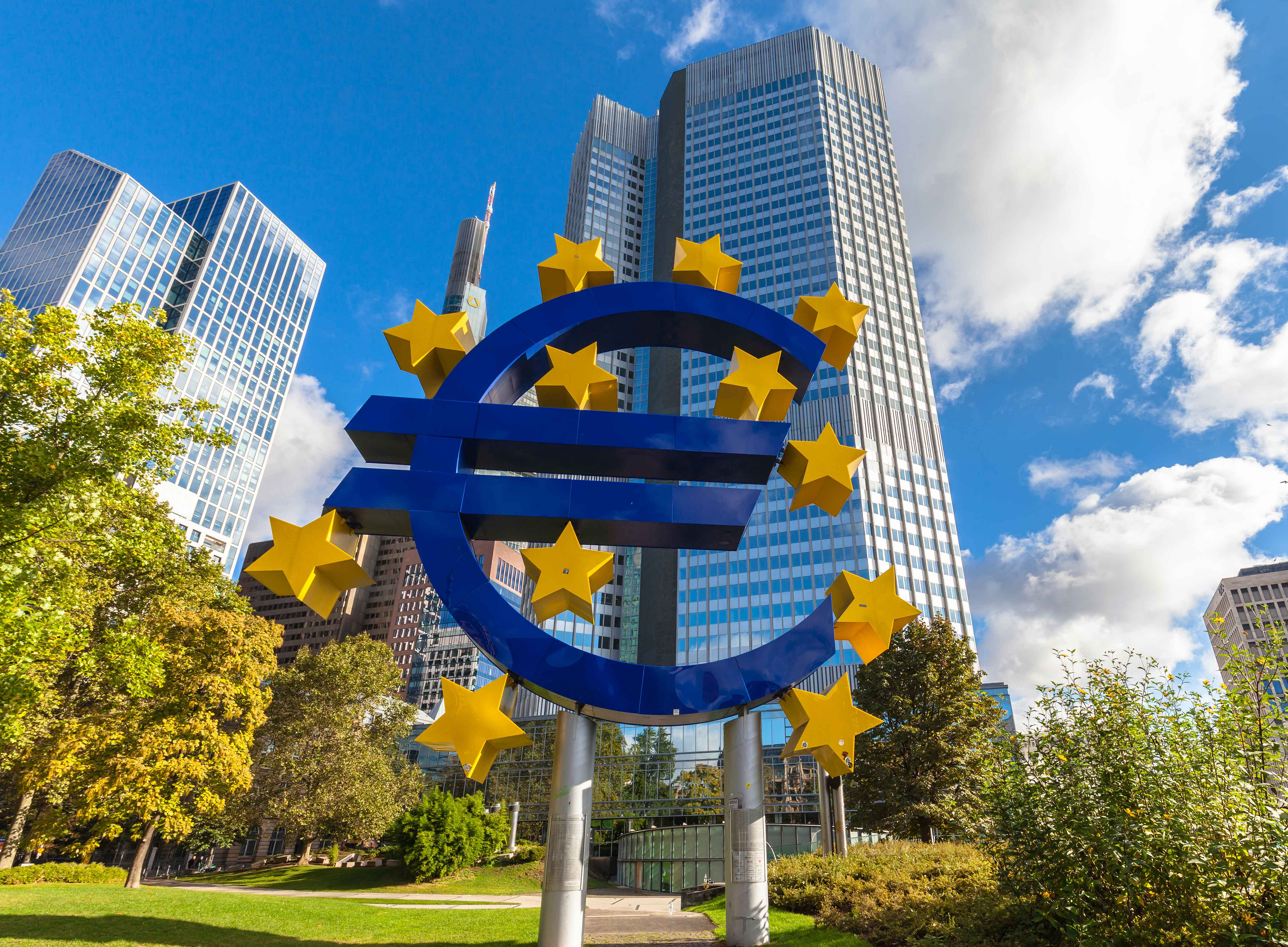 Der Sitz der EZB in Frankfurt mit dem Euro-Zeichen ©VogelSP