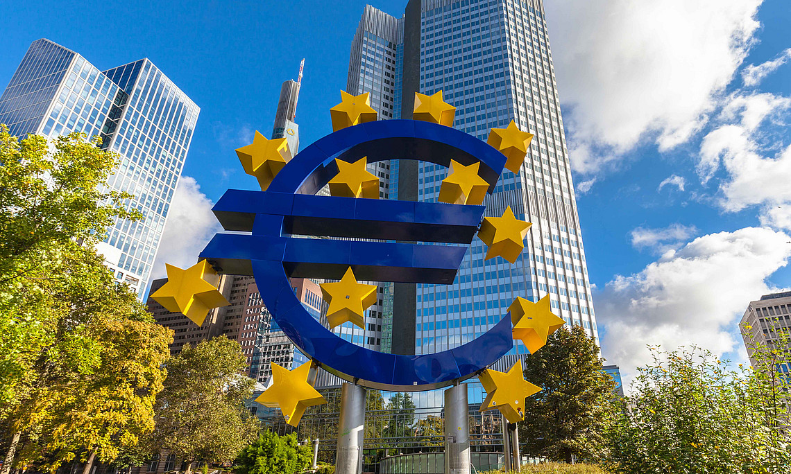 Der Sitz der EZB in Frankfurt mit dem Euro-Zeichen