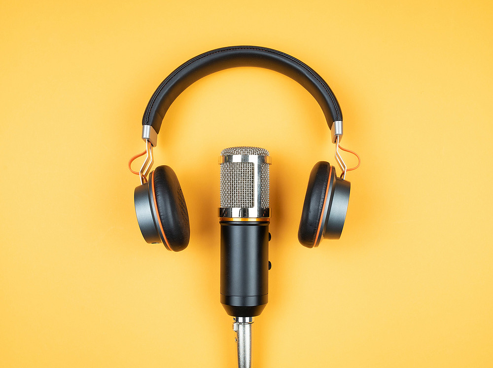 Headphones and microphone ©AdobeStock/Christian Horz 