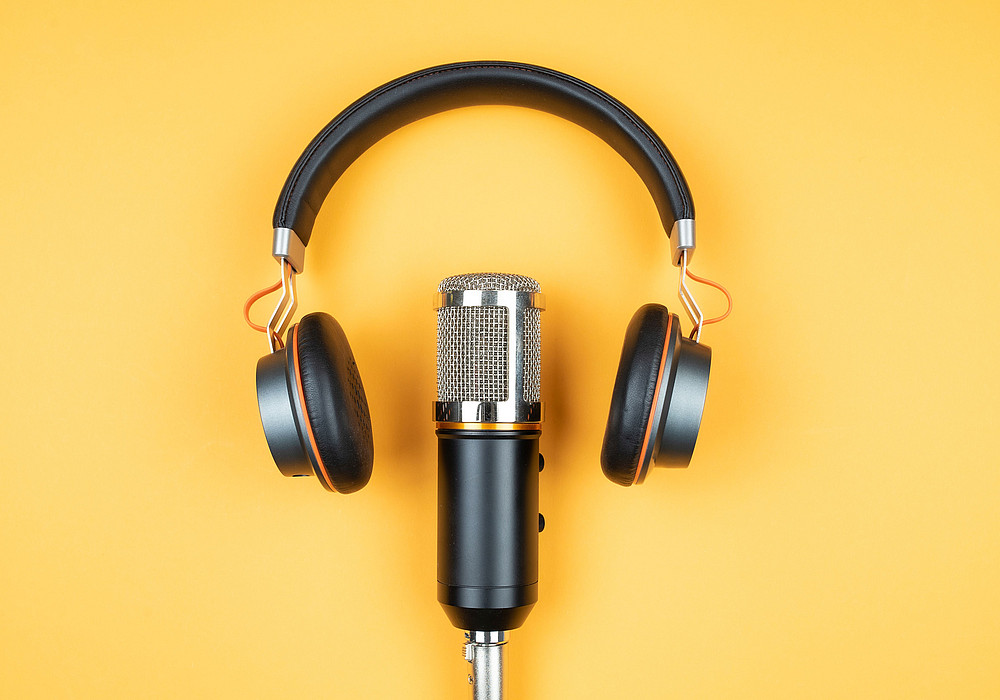 Kopfhörer und Mikrophon ©AdobeStock/Christian Horz 