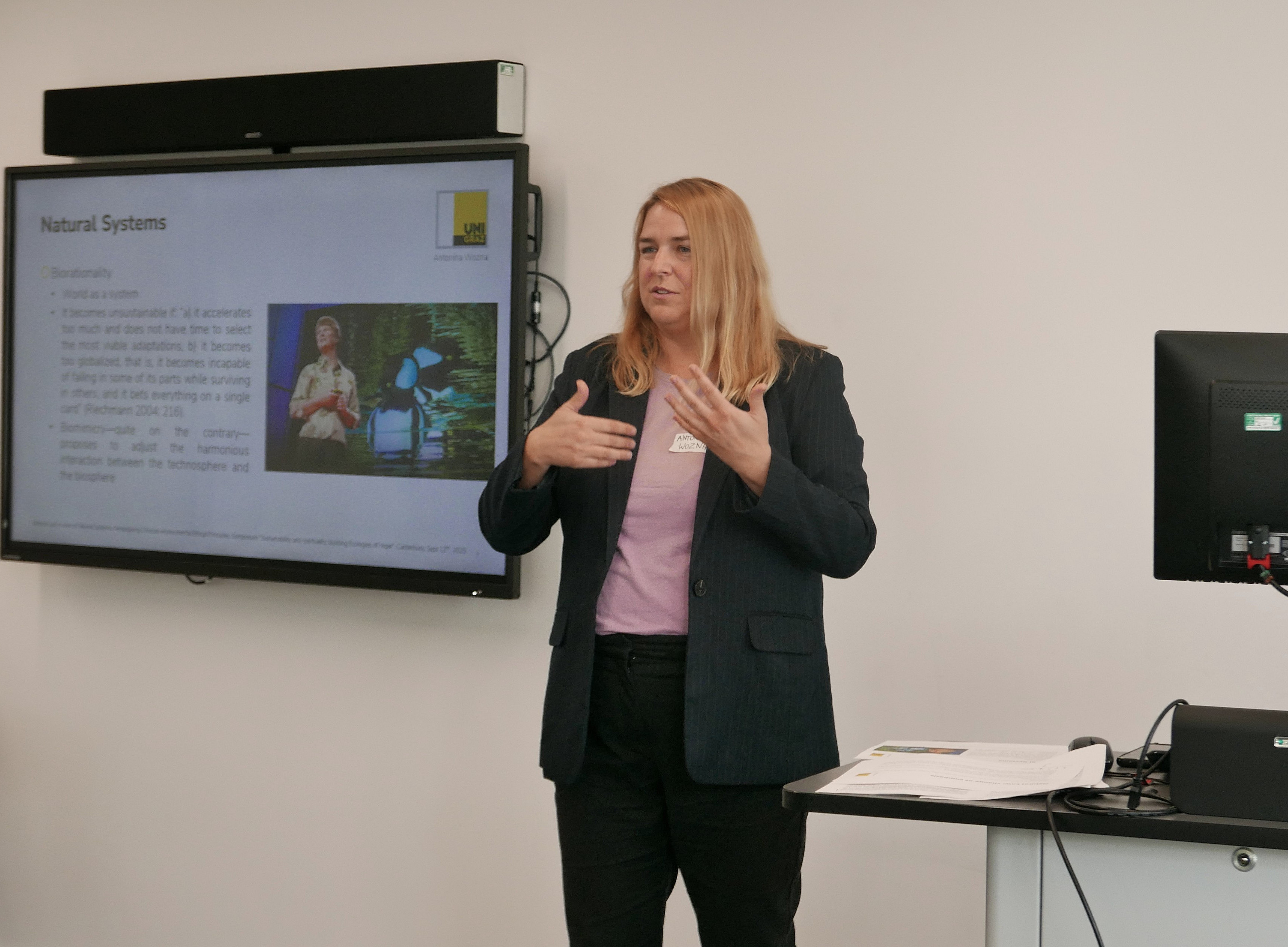 Darstellung der Person Antonina Wozna während des Vortrags in Canterbury 