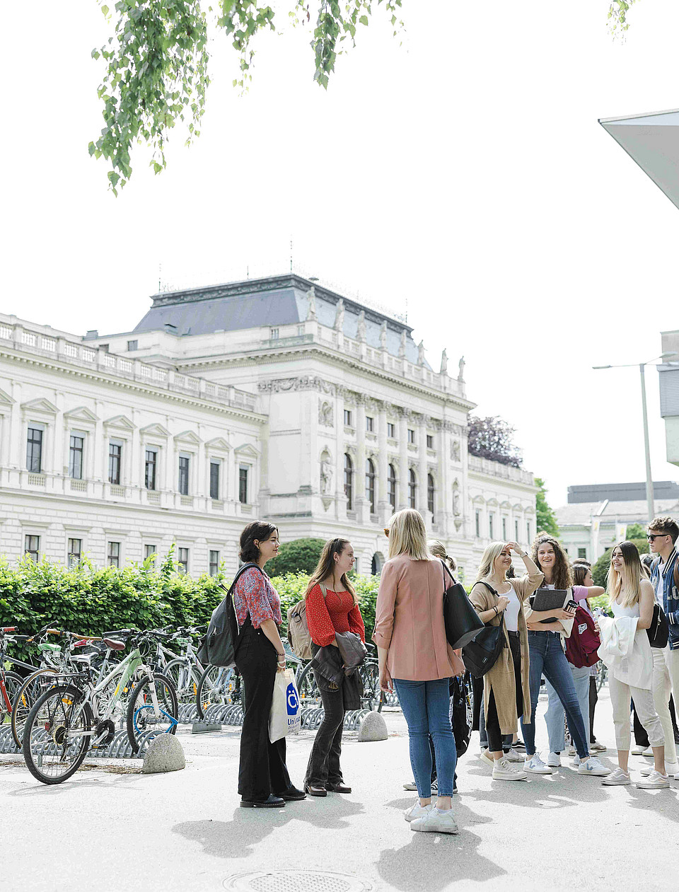 Grppe von Studierenden vor dem Hauptgebäude