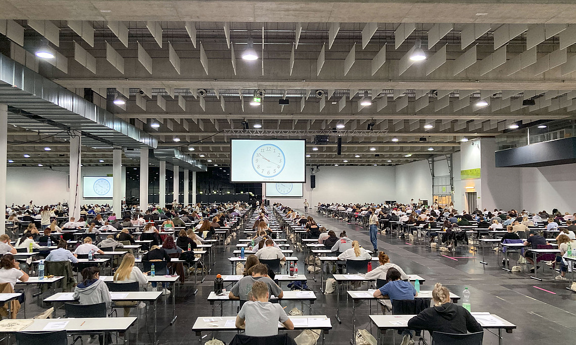 Ungebrochen groß war der Andrang beim Aufnahme-Test für das Bachelorstudium Psychologie in der Halle A an der Grazer Messe. 721 BewerberInnen ritterten um 230 Plätze für das Studienjahr 2022/2023. Foto: Uni Graz/Schweiger