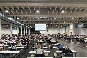 Ungebrochen groß war der Andrang beim Aufnahme-Test für das Bachelorstudium Psychologie in der Halle A an der Grazer Messe. 721 BewerberInnen ritterten um 230 Plätze für das Studienjahr 2022/2023. Foto: Uni Graz/Schweiger