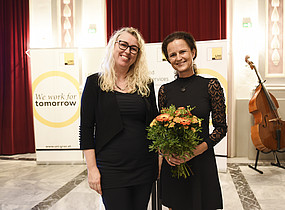 Birgit Phillips (rechts) erhielt von Vizerektorin Walter-Laager den ARQUS Teaching Excellence Award. ©Uni Graz/Schweiger