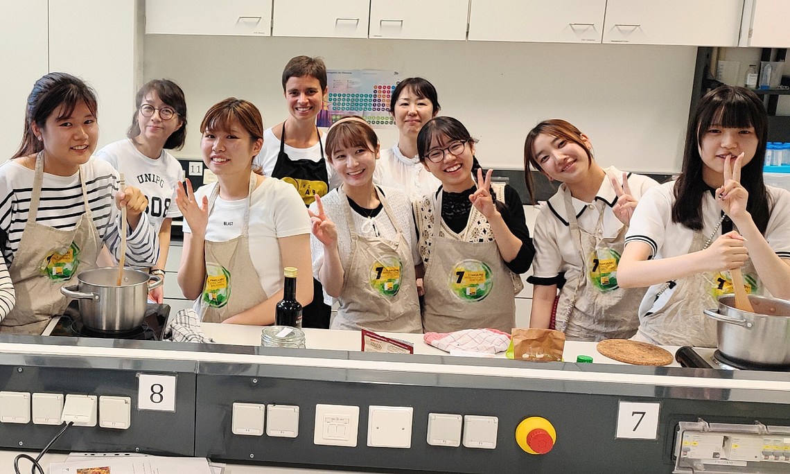 Studierende der Partneruniversität Hiroshima im Geschmackslabor