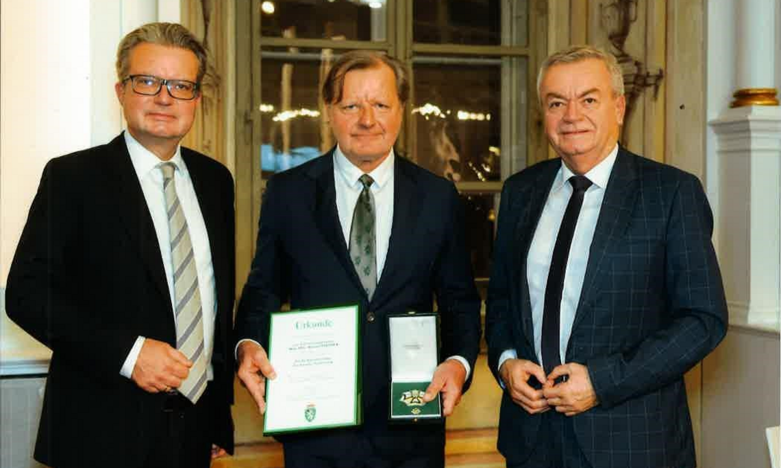 Prof. Michael Steiner mit den steir. Landeshauptleuten Christopher Drexler und Anton Lang