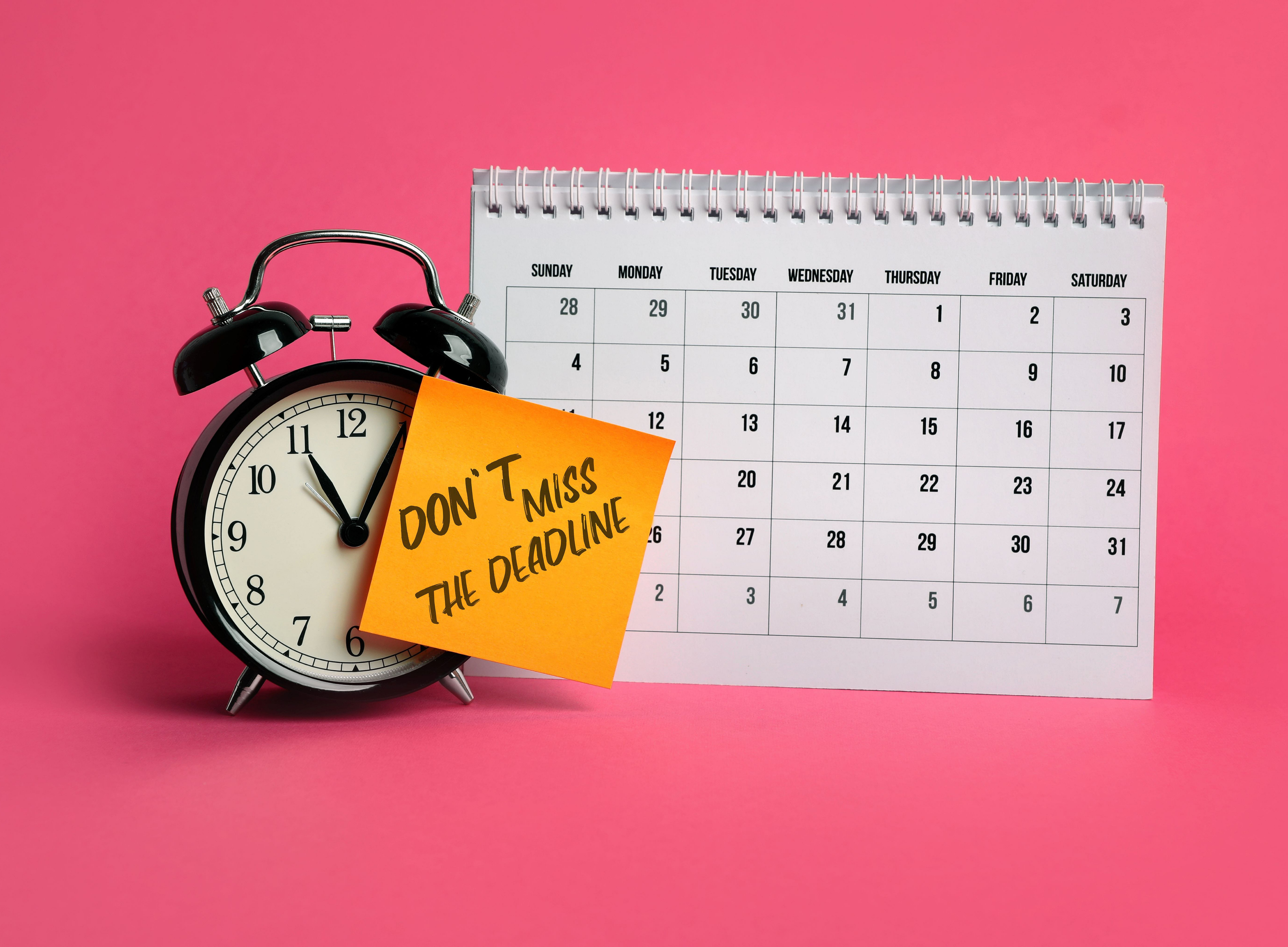 Wecker mit Kalender und Deadline ©New Africa – stock.adobe.com