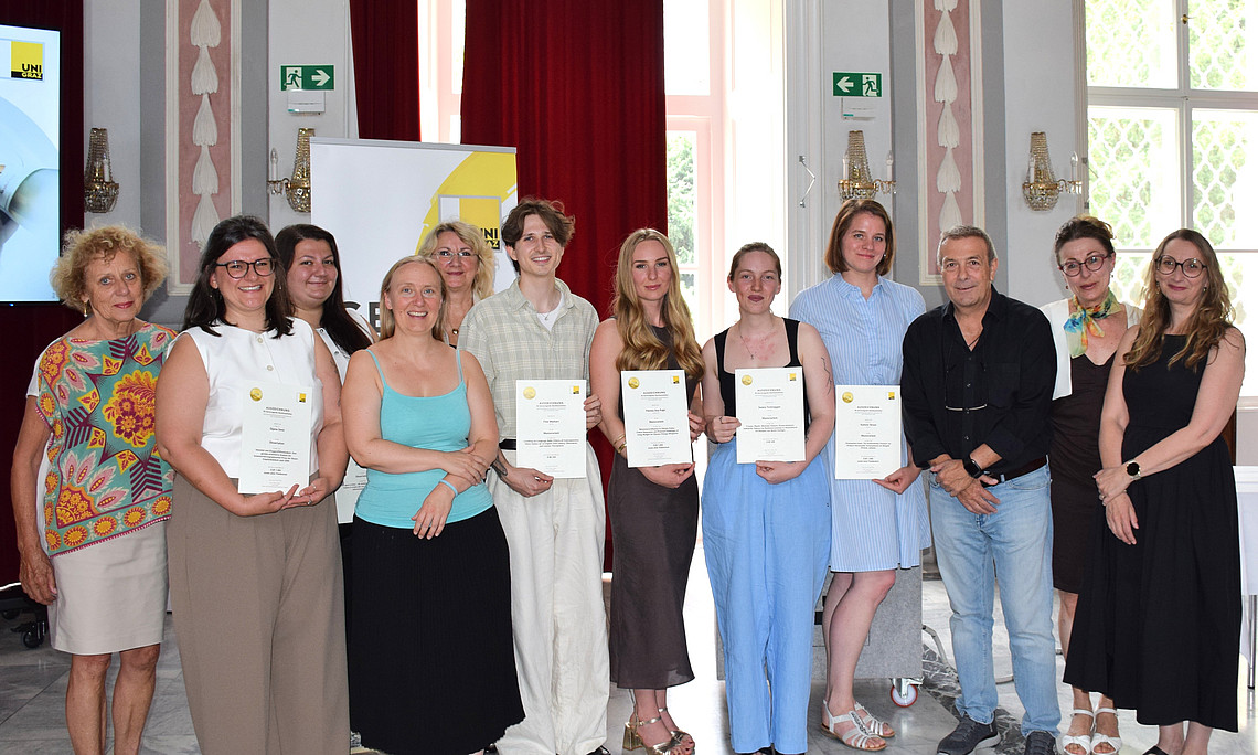 Gruppenfoto der Preisträger:innen, Betreuer:innen und Laudator:innen