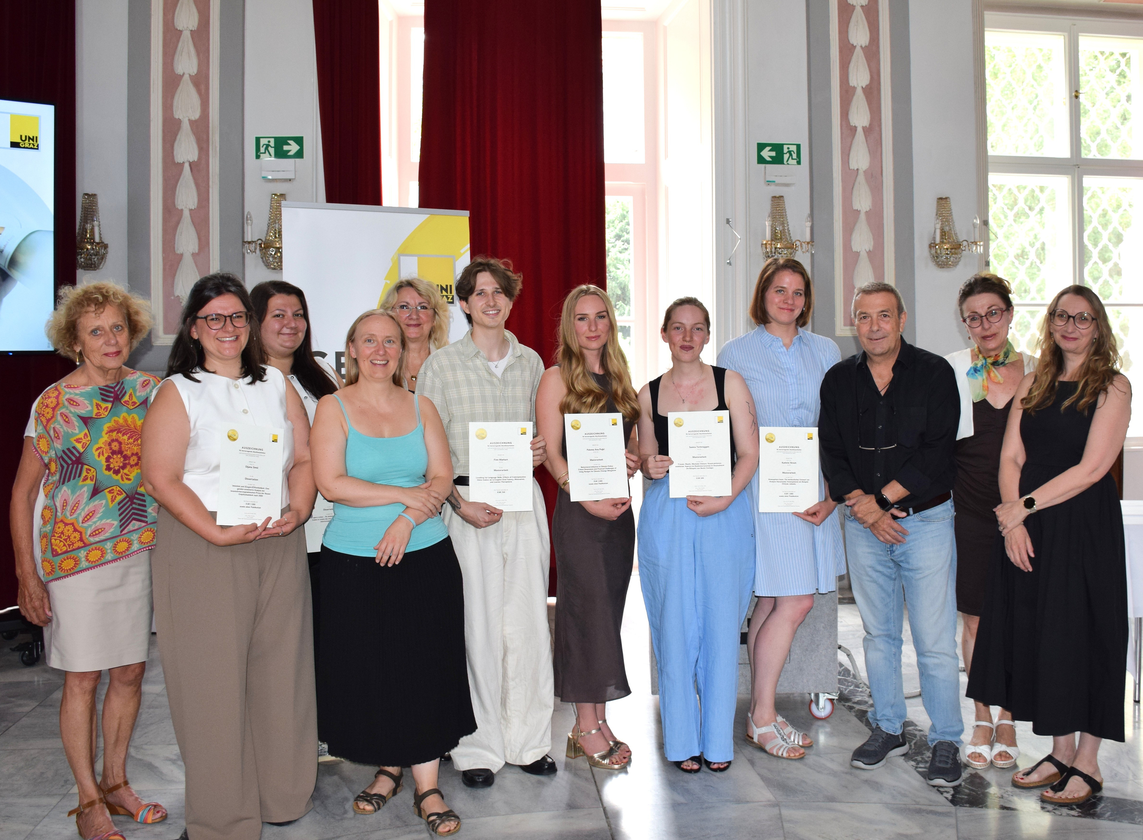 Gruppenfoto der Preisträger:innen, Betreuer:innen und Laudator:innen 