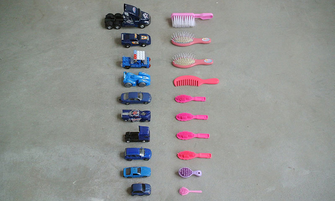 Das Siegerbild des Fotowettbewerbs der Koordinationsstelle für Geschlechterstudien, Frauenforschung und Frauenförderung mit dem Titel ONLY FOR zeigt eine Ansammlung von geschlechterspezifischem Kinderspielzeug. Foto: Oktavia Sophie Schreiner. 