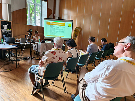 Blick über Publikum zu Moderatorin ©Joel Högl
