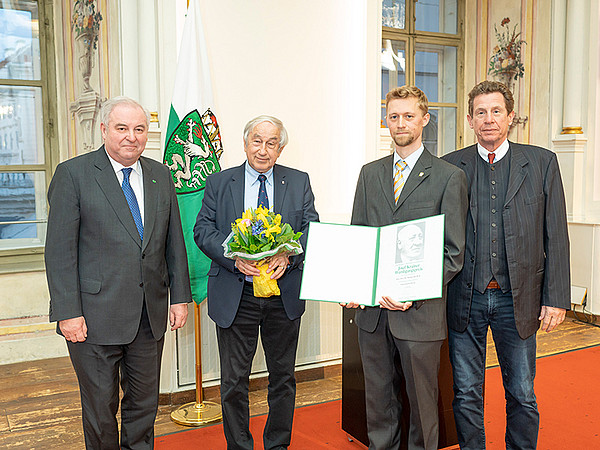 Auch Physiker Markus Huber (2.v.r.) erhielt einen Josef Krainer-Würdigungspreis, vergeben von LH Hermann Schützenhöfer, Gerald Schöpfer und Franz Krainer (v.l.). Foto: Land Steiermark/Fischer. ©Foto Fischer