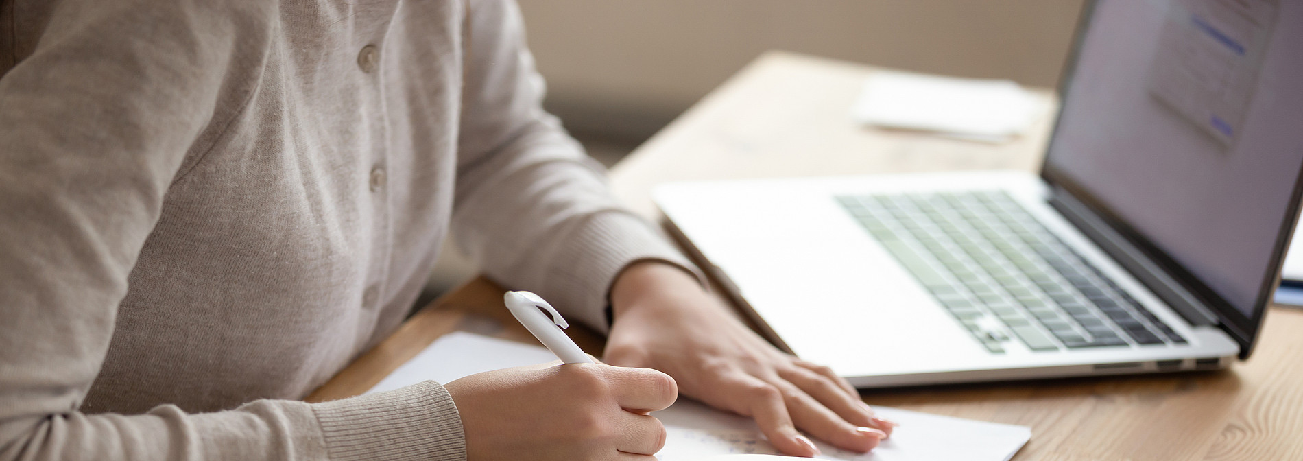 Woman writes notes ©stock.adobe.com/fizkes