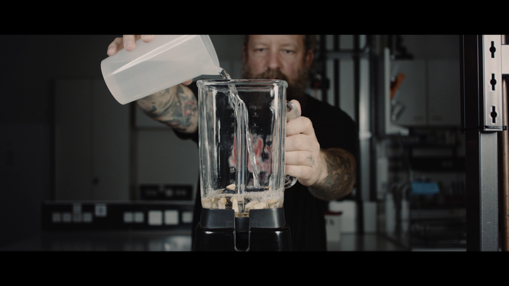 Ein Blender im Bildmittelpungt, Wasser wird hineingeschüttet. ©CC-BY 4.0 Int., Science Ink