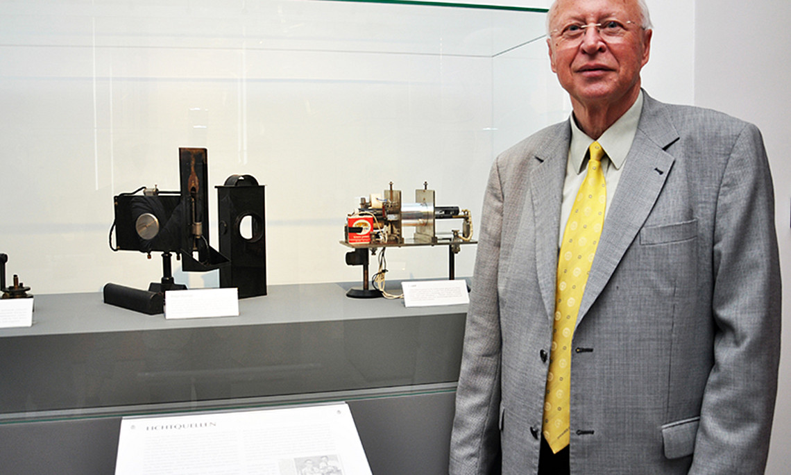 Physiker Franz Aussenegg baute 1964 den ersten Laser in der Steiermark. Die Pionierleistung ist UniGraz@Museum zu bestaunen. im Foto: Uni Graz/Schweiger