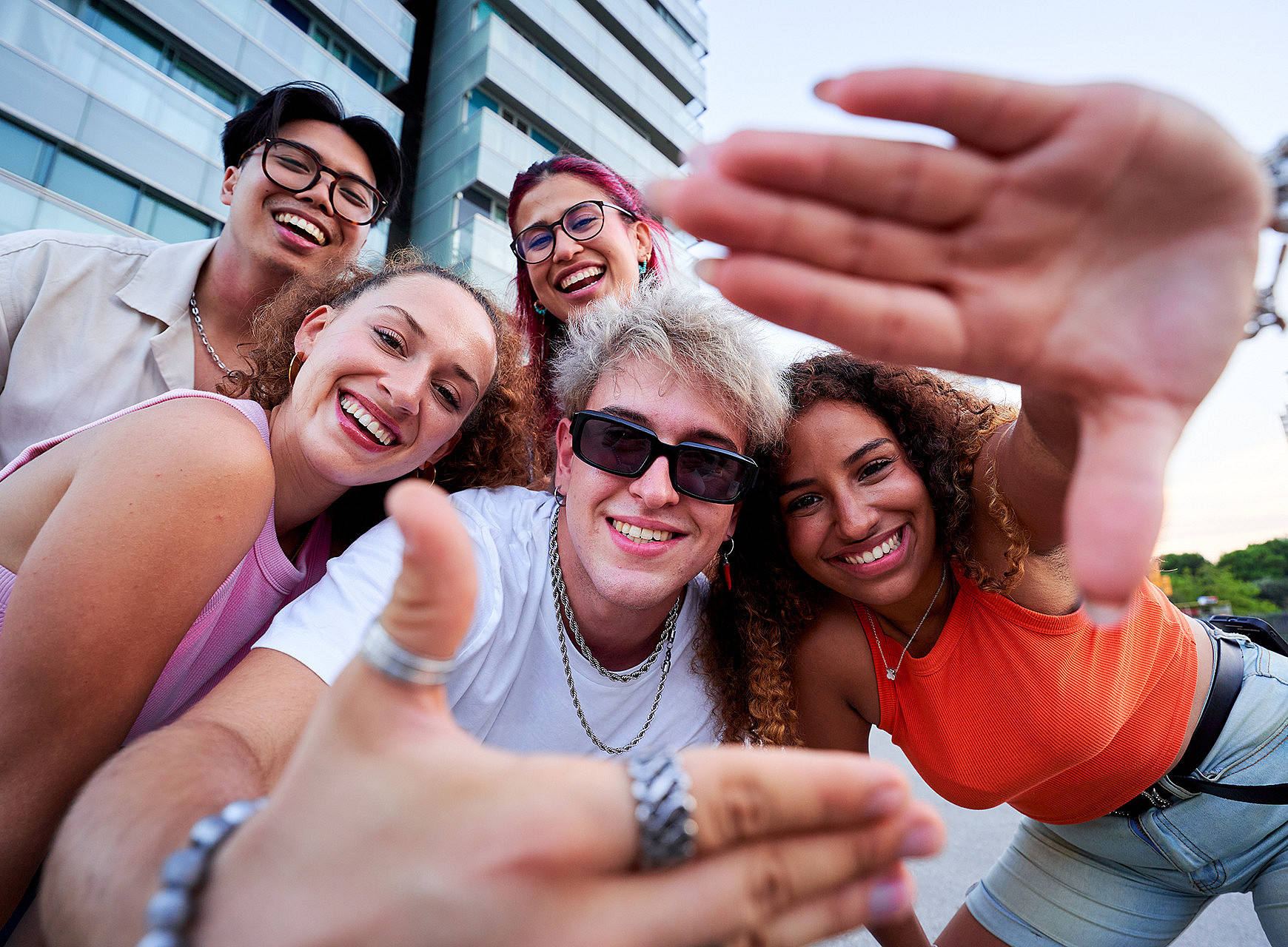 eine Gruppe fröhlich lachender Jugendlicher 