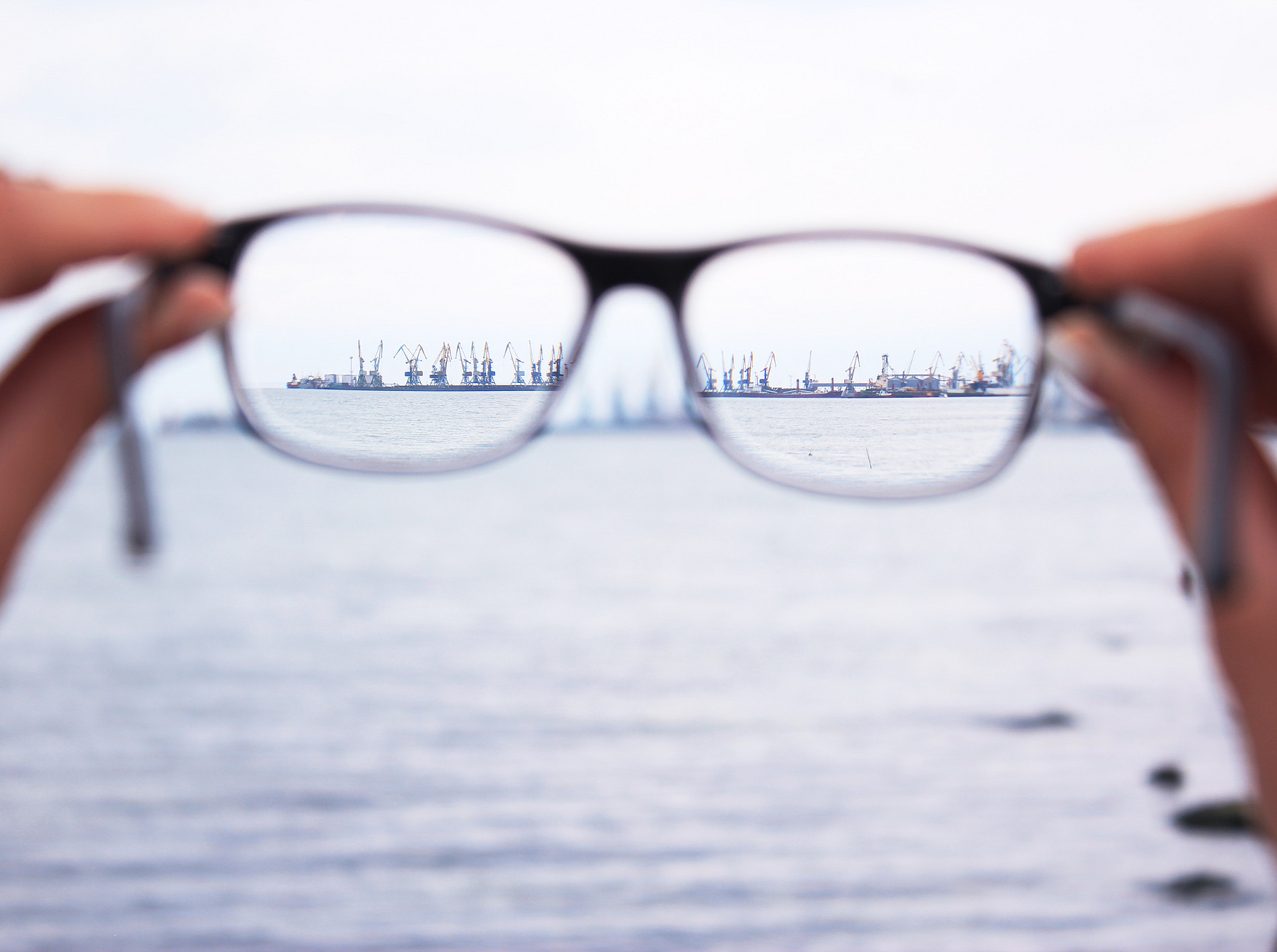 View through glasses of distant scenery. Everything outside the lenses is blurred, details inside the lenses are recognizable. ©Lena Taranenko auf Unsplash