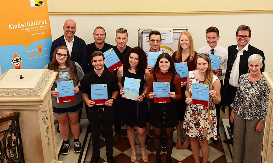Vizerektor Martin Polaschek, Elisabeth Glavic, Schulvertreterin des Akademischen Gymnasiums (r.), Gemeinderat Michael Schunko und Reinhold Ploschnitznig (1. u. 2.v.l.) gratulierten den Junior Academic-PreisträgerInnen 2019. Foto: Uni Graz/Leljak. 
