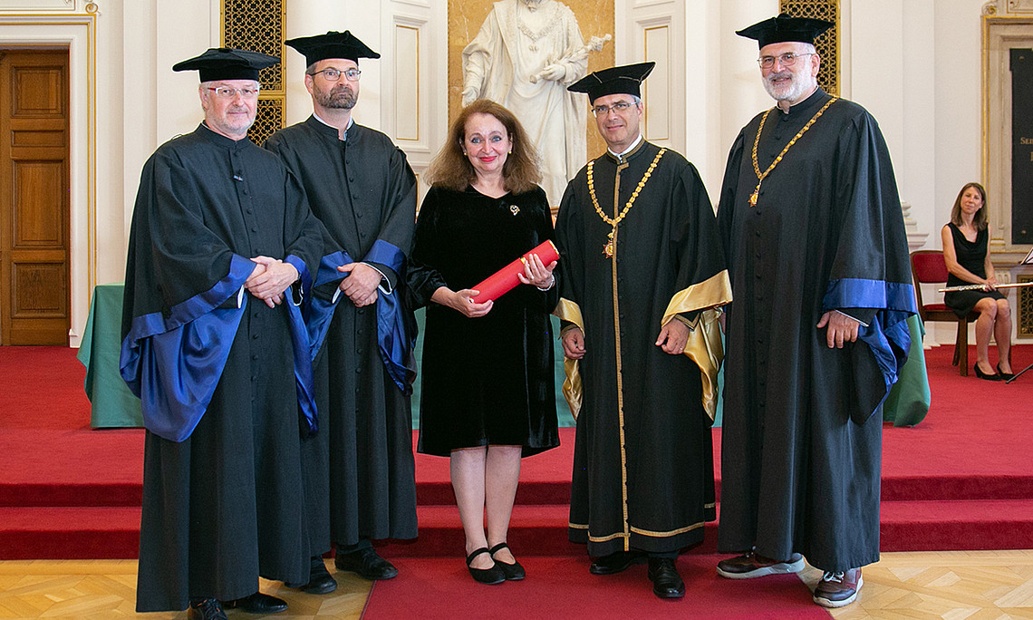 V.l.: Vizestudiendekan Nikolaus Reisinger, Laudator Gerald Lamprecht, Ehrendoktorin Liliane Weissberg, Rektor Peter Riedler, Dekan Michael Walter. Foto: Gasser