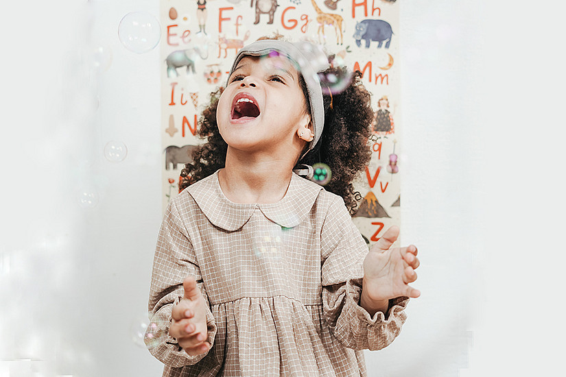 Singen unterstützt die Sprachentwicklung von Kindern. Foto: pexels