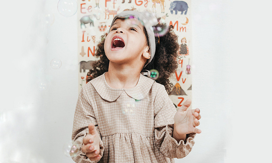 Singen unterstützt die Sprachentwicklung von Kindern. Foto: pexels