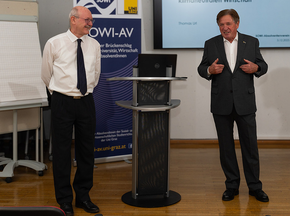 Dr. Thomas Url und Mag. Volker Pichler stehen vor dem SOWI-AV Banner ©Mag. Paulus Mayr