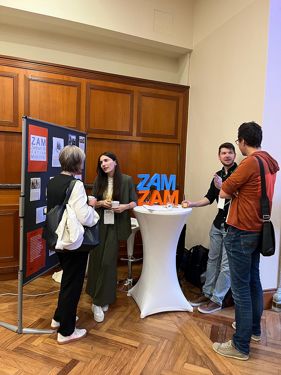 Gespräche am ZAM-Stand 