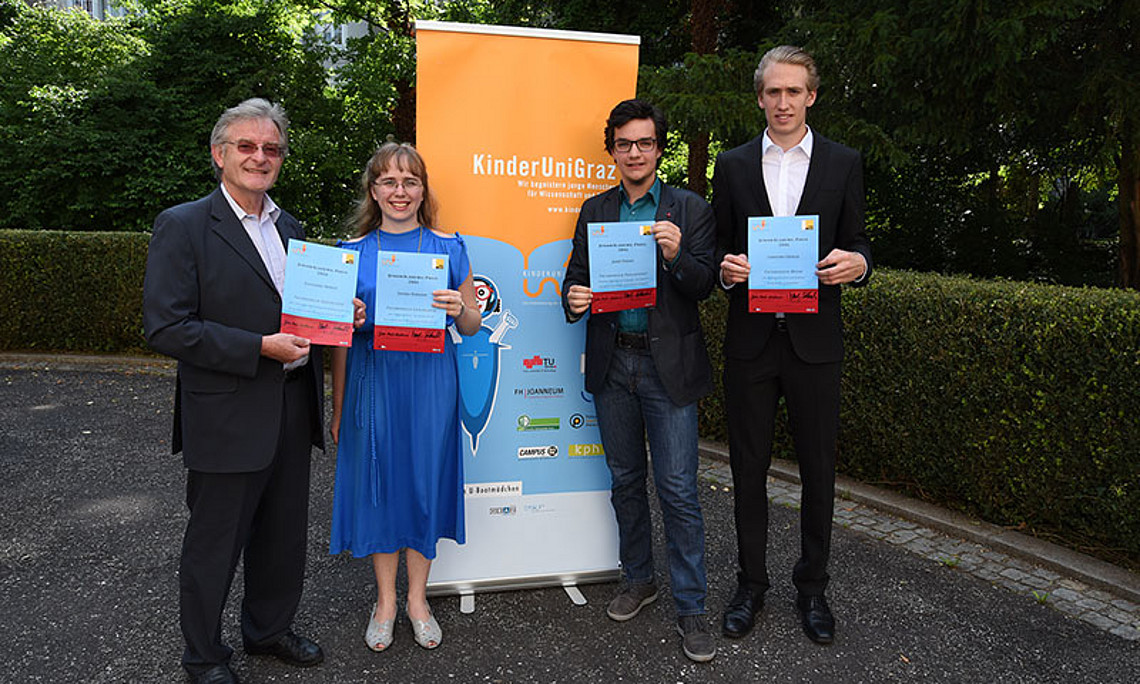 Die GewinnerInnen des JuniorAcademic-Preises 2016: Sandra Hubmann, Jakob Possert und Christoph Häusler (v.l.). Alexandra Hiebler wurde von OStR. Mag. Anton Wieser, dem provisorischen Leiter des BG/BRG Bruck an der Mur, vertreten. Foto: Uni Graz/Kastrun.