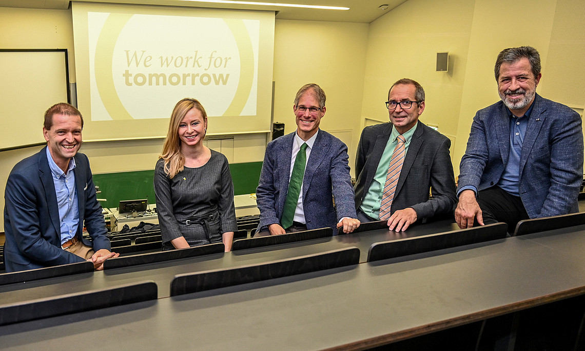 Das neue Fachdidaktik-Zentrum DINAMA ist gegründet und nimmt seine Arbeit auf. Vizerektor Christof Gattringer, Physikerin Claudia Haagen-Schützenhöfer, Biologe Uwe Simon, Chemiker Walter Gössler und Mathematiker Bernd Thaller (v.l.) freuen sich über den neuen Zusammenschluss. Foto: Uni Graz/Tzivanopoulos