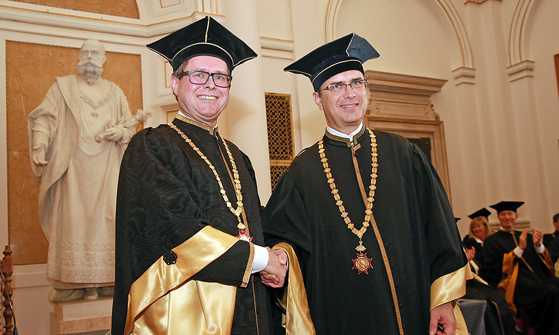 Inauguration Ceremnoy: Martin Polaschek hands over sceptre and chain to Peter Riedler. Photo: Uni Graz/Gasser