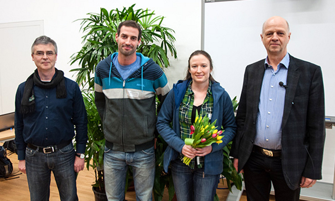 Preisträger Javier Hernández-López (2.v.li.) mit Juror Otto Böcking, Gillian Hertlein (Humboldt-Universität Berlin) und Werner von der Ohe, Vorsitzender der Arbeitsgemeinschaft der Institute für Bienenforschung.