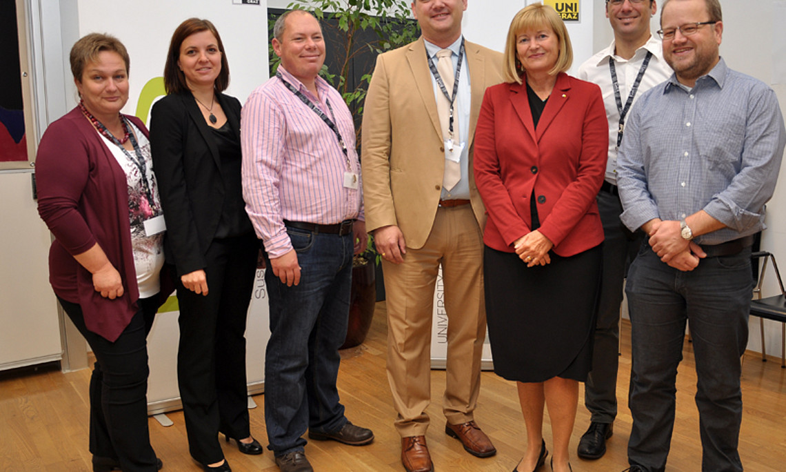 Die Co-Organisatorinnen vor Ort, Ulrike Gelbmann und Romana Rauter (1. und 2. v.l.), mit den internationalen Organisatoren der CRR-Konferenz, William Young (3.v.l.) und Tobias Hahn (2.v.r.), ISIS-Leiter Rupert Baumgartner, Rektorin Christa Neuper (Mitte) 