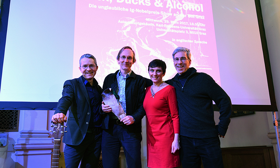 Wissenschaft mit Witz: Laurent Bègue, Kees Moeliker, Elisabeth Oberzaucher und Marc Abrahams (v.l.) Foto: Uni Graz/Schweiger 