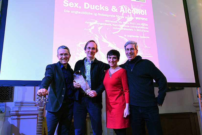 Wissenschaft mit Witz: Laurent Bègue, Kees Moeliker, Elisabeth Oberzaucher und Marc Abrahams (v.l.) Foto: Uni Graz/Schweiger 