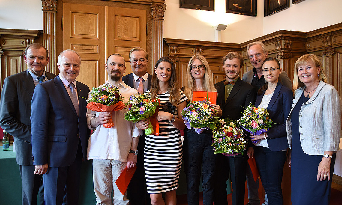 Feierliche Stipendienverleihung: Juryvorsitzender Gunther Nitsche, Johann Seitinger, Oszkar Roginer, Rudi Roth, Mia Delic, Maja Markovic, Joachim Pranzl, Stadtrat Günter Riegler, Dobrinka Traykova, Christa Neuper; Foto: Uni Graz/Eklaude