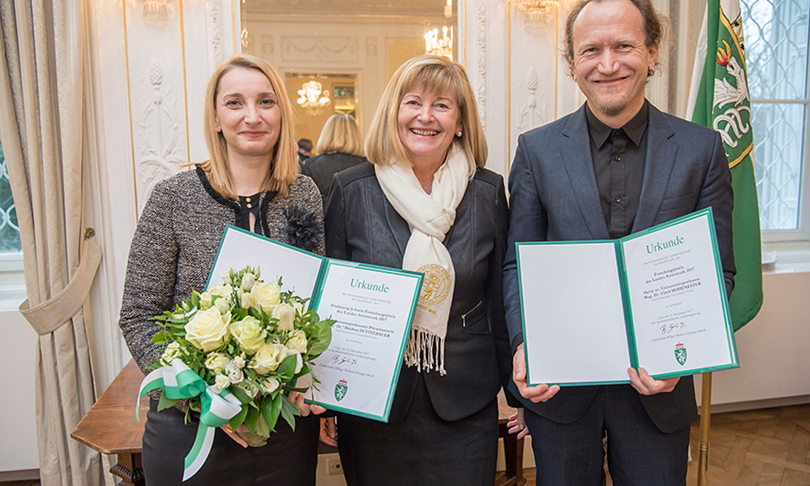 Die PreisträgerInnen Heidrun Zettelbauer, Rektorin Christa Neuper und Ulrich Hohenester. Foto: Foto Fischer. 