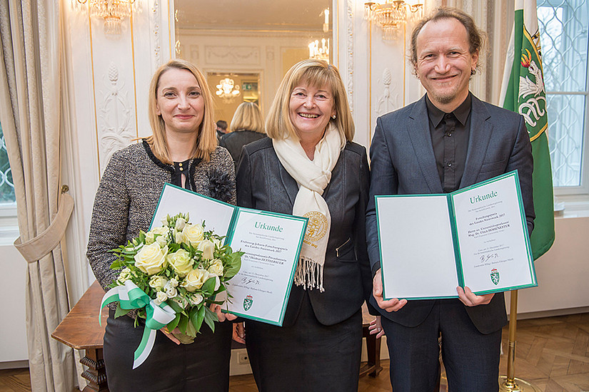 Die PreisträgerInnen Heidrun Zettelbauer, Rektorin Christa Neuper und Ulrich Hohenester. Foto: Foto Fischer. 