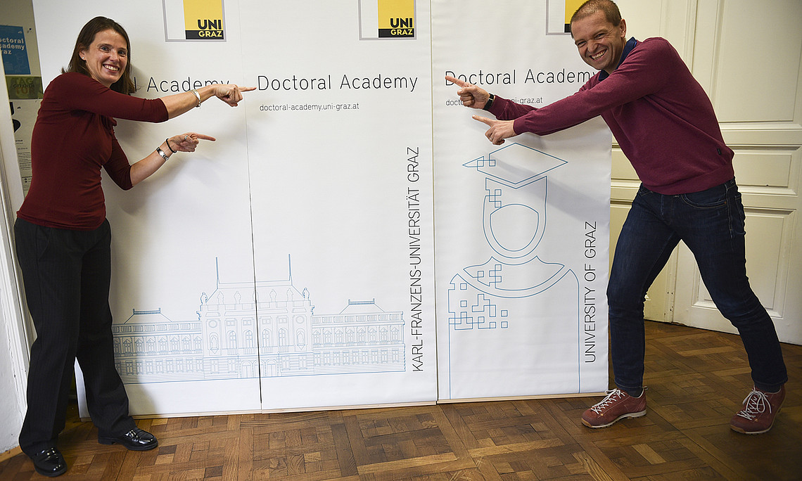 Corona machte es möglich: Der Doctoral Academy Day 2020 ging online über die Bühne. Forschungsvizerektor Christof Gattringer und Gudrun Salmhofer zeigten sich begeistert. Foto: Uni Graz/Leljak 