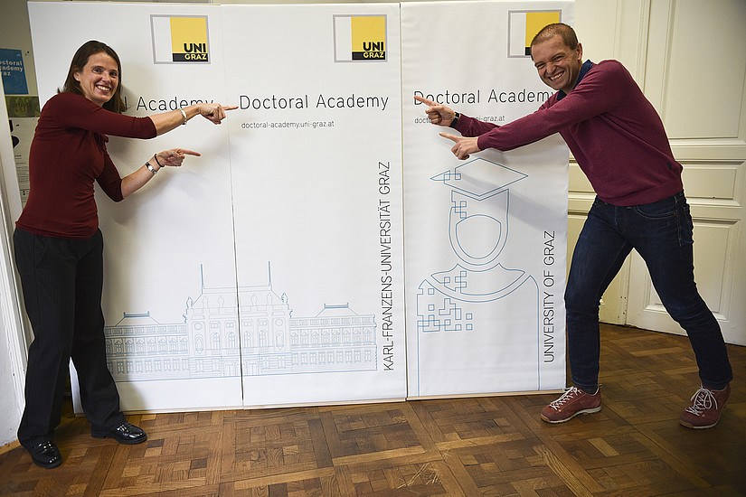 Corona machte es möglich: Der Doctoral Academy Day 2020 ging online über die Bühne. Forschungsvizerektor Christof Gattringer und Gudrun Salmhofer zeigten sich begeistert. Foto: Uni Graz/Leljak 