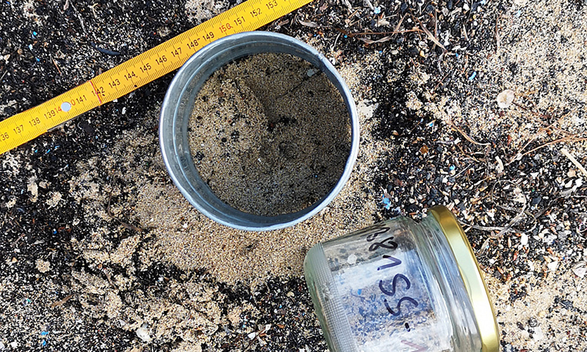 Mikroplastik ist fast überall - auch am Strand. ForscherInnen stellen jetzt eine Methode vor, mit der man den Grad der Verschmutzung messen kann. Ein genaues Monitoring – sowohl zeitlich als auch räumlich – ist wichtig, um Maßnahmen zur Reduzierung und Vermeidung von Plastikmüll in Angriff zu nehmen. Foto: Koblmüller. 