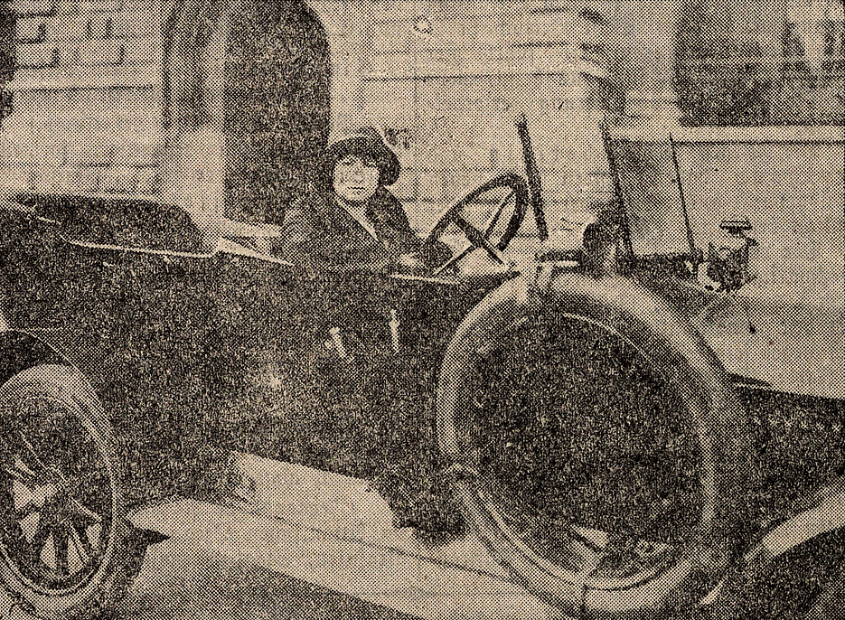 Eine Frau sitzt in einem Taxi 